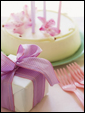 Вкусный творожный торт и милый подарок ждут наступления Дня Рождения получателя открытки.