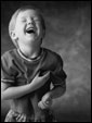 Смеющийся мальчик провозглашает: Пусть смысла радость и обилие улыбок твою всю жизнь наполнит счастьем и отсутствием ошибок!