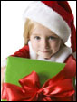 Маленькая девочка держит в руках обвернутый подарок получателю открытки.