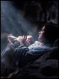 Дева Мария лежит с Младенцем на руках в камянной пещере, наслаждаясь миром Рождества.