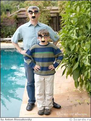 Отец и сын в комедийных масках стоят около бассейна: яблоко от яблони не далеко катится.