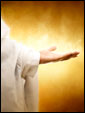 Воскресший Иисус протягивает Свою руку, пришлагая человека к жизни с избытком.