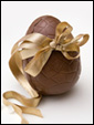 Шоколадное яйцо, перевязанное ленточкой и послание Христос - Мессия вокрес из мертвых, даровав нам надежду на воскресение!
