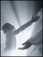 Воскресший Иисус протягивает Свои руки к маленькой девушке, провозглашая: Я есть воскресение и жизнь!