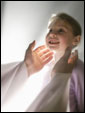 Воскресший Иисус протягивает Свои руки к улыбающейся девушке, провозглашая: Мое воскресение - твоя надежда!