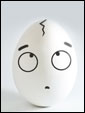Куриное яйцо поднимает свой взор на разрастающуюся трещину на голове: сбавь темп!