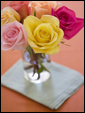 Красивый букет разноцветных роз, как знак внимания отправителя открытки к ее получателю.