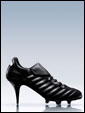 Шипованная женская туфелька-буцца поднимает вопрос: на что ты готова ради дня футбола?