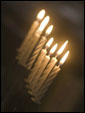 Восемь свечей Хануки дарят надежду на луч солнца среди мрачного неба.