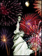 Статуя свободы, освещенная праздничными огнями Дня независимости США