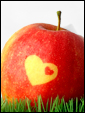 Сочное яблоко, в кожуре которого вырезано сердечко: часть тебя всегда находится в моем сердце!
