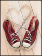 Пара кед со связанными между собой шнурками: с Днем святого Валентина