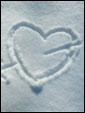 На снегу нарисовано сердце и написана надпись: согрею теплом любви в холодные, зимние вечера.