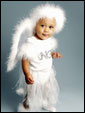 Малыш с крылышками ангела заявляет, что он очень старается для получательницы открытки.