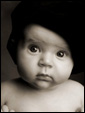 Младенец смотрит выразительным взглядом, вопрошая: Где ты, любовь моя?