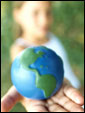 Девочка держит в руках модель Земли и заявляет, что для получатель - ее мир.