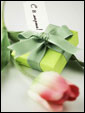 Подарочная коробка и красный тюльпан, как подарок получательнице.