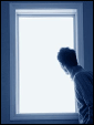 Молодой парень смотрит в светлое окно, спрашивая: где ты?