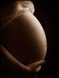Беременная мама нежно держит в своих руках своего ребенка, ведь, как сказал Оноре де Бальзак, будущее нации - в руках матерей.