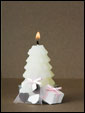 Под маленькой горящей свечкой-елочкой лежат маленькие подарки: пусть праздничное настроение согреет твое сердце теплым предвкушением тепла, уюта и смысла.