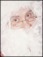 Лицо Санта Клауса, спрашивающего: А ты уже написал письмо Деду Морозу?