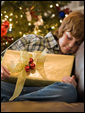Счастливый парень и девушка держат в руках заветные подарки на Новый Год, а значит: мечты сбываются!