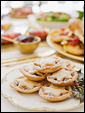 Праздничный стол украшен различными блюдами, на тарелке лежит домашнее печенье: с Новым Годом!