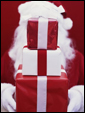 Дед Мороз протягивает получателю открытки подарки, поздравляя его с наступающим Новым Годом.