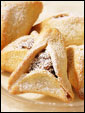 Треугольное песочное печенье на Пурим - оменташен - уши Амана и пожелание вечелого Пурима.