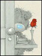 Плюшевый мишка приносит своей возлюбленной завтрак с алой розой на подносе: с любовью!