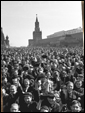 Красная площадь, наполненная людьми, участвующими в демонстрации в честь Дня Победы 9 мая.