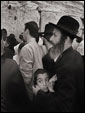 Группа еврейских мужчин у стены плача просят Бога о Божьей милости в Йом Кипур.